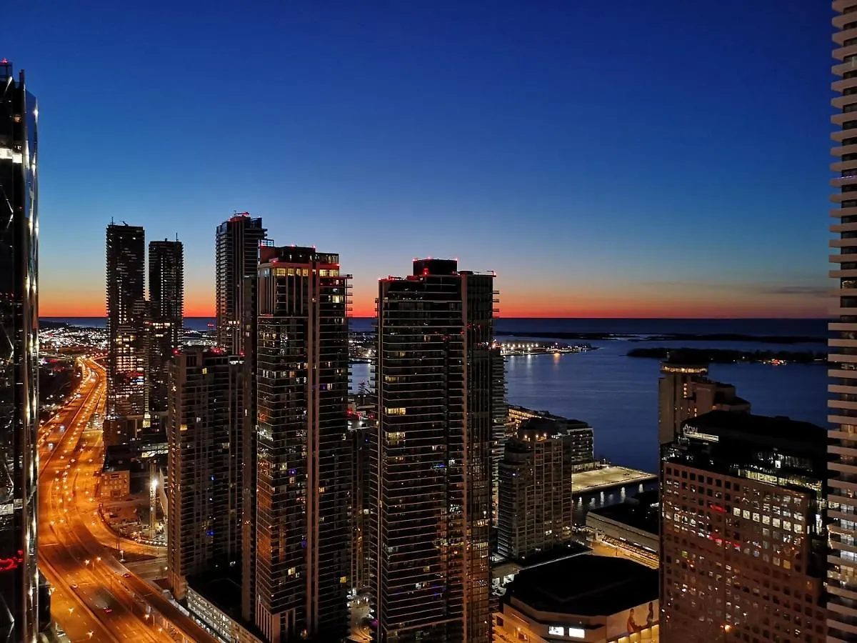 Luxury Downtown Toronto 2 Bedroom Suite With City And Lake Views And Free Parking شقة
