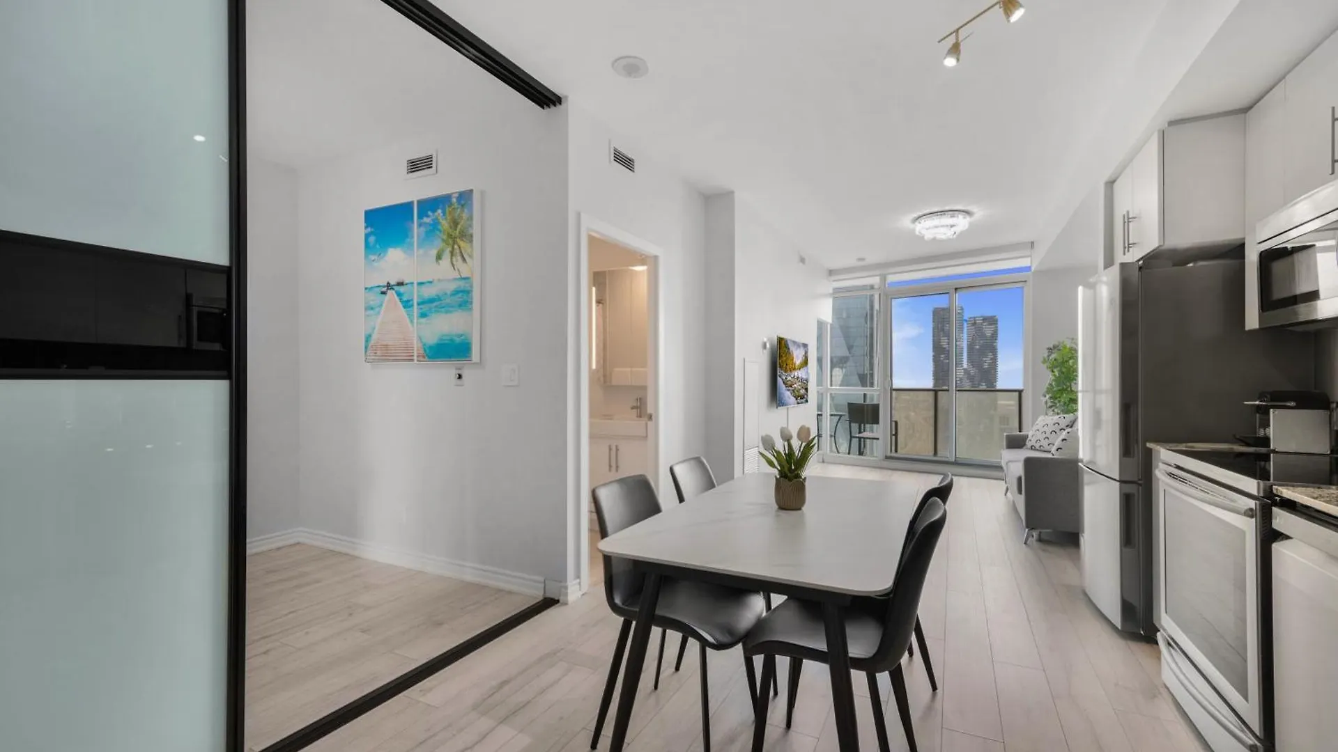 Luxury Downtown Toronto 2 Bedroom Suite With City And Lake Views And Free Parking شقة