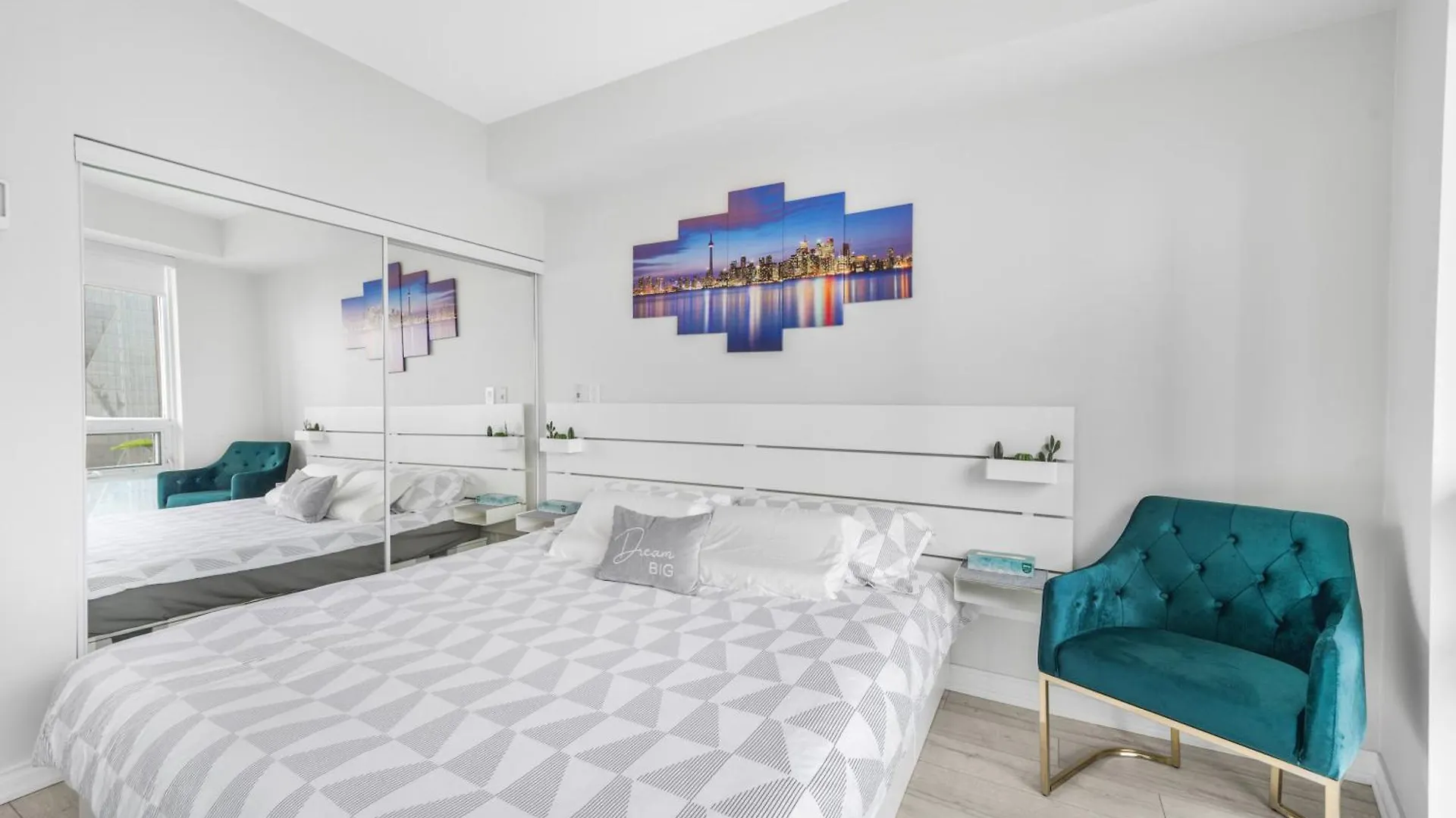 Luxury Downtown Toronto 2 Bedroom Suite With City And Lake Views And Free Parking 0*,