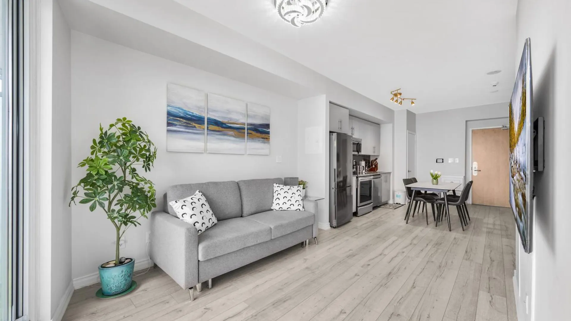 Luxury Downtown Toronto 2 Bedroom Suite With City And Lake Views And Free Parking