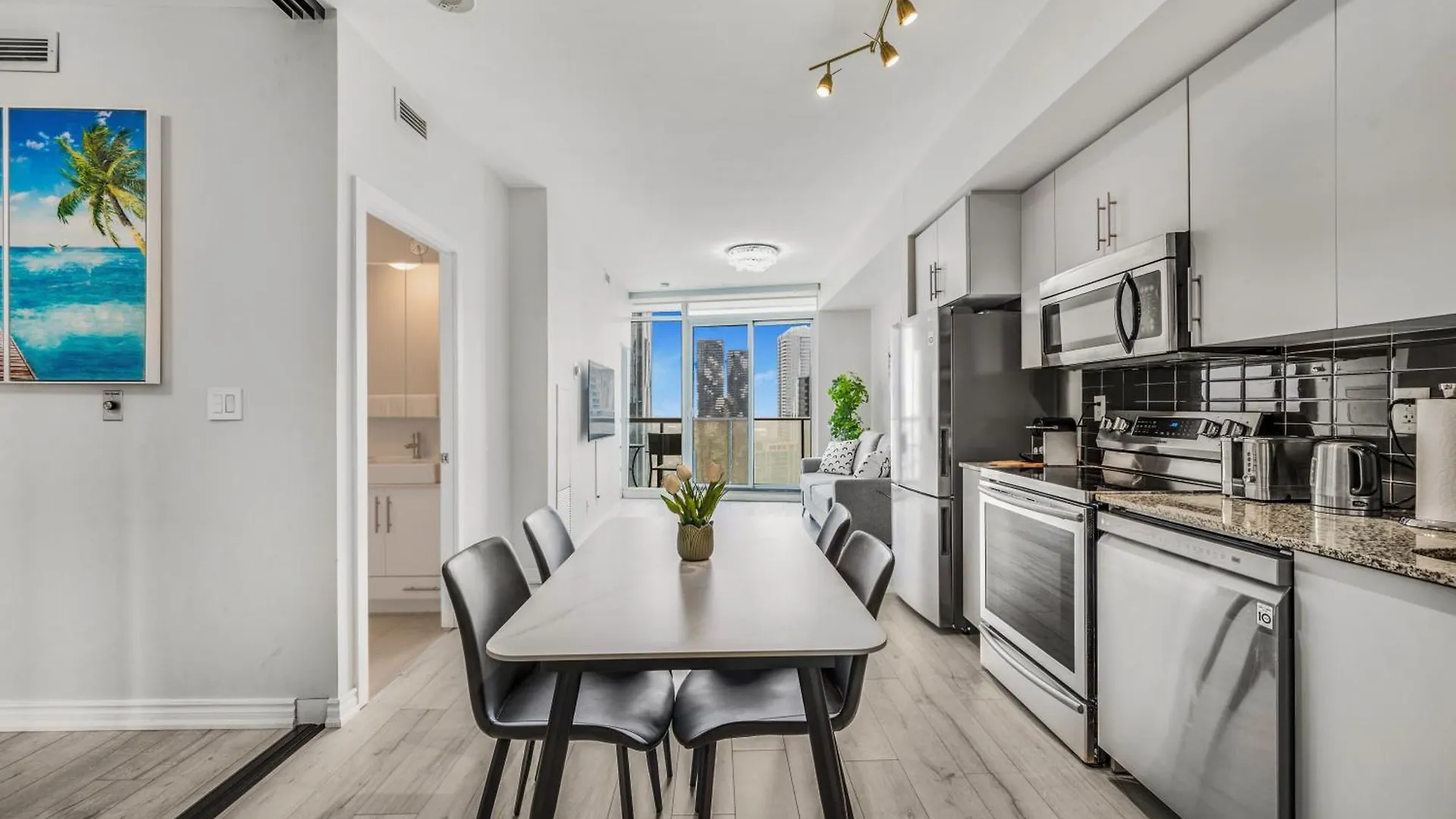 Luxury Downtown Toronto 2 Bedroom Suite With City And Lake Views And Free Parking